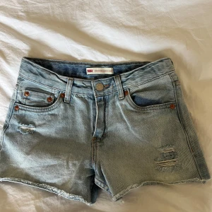 Jeansshorts från Levi's - Snygga ljusblå jeansshorts från Levi's med slitna detaljer. Skriv för frågor💗