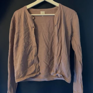 Ljus rosa/lila kofta från Club XPRS - Säljer en söt rosalila kofta från Club XPRS. Den har långa ärmar och knappar framtill. Perfekt för att hålla sig varm och stilig under kyligare dagar. Passar bra till både jeans och kjol.