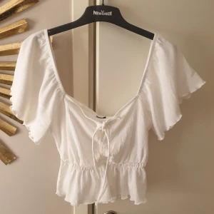 Topp - Oanvänd topp från Gina tricot 