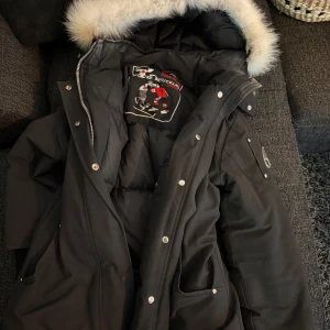 Moose Knuckles jacka dam - Säljer min Moose Knuckes jacka, har använt den varsamt i nån vinter. De är lite smink fläckar på gragen annars är det inga defekter, storlek M så funkar super om man är S så man kan ha en tjocktröja under utan att det sitter tight! Dom vita bollarna som ska va på jackan klippte jag bort då jag inte tyckte dom va fina och mestadels ivägen när det blåste! 