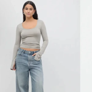 Ljusgrön långärmad topp - Säljer en stilren gröna långärmad topp med rund halsringning. Perfekt för lager-på-lager eller som den är. Passar till både jeans och kjol. Använt en gång den är i nytt skick! 