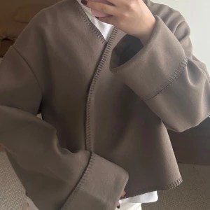 Beige omlottjacka från ginatricot! - Skitsnygg jacka/tröja från gina! Knappt använd så väldigt bra skick❣️