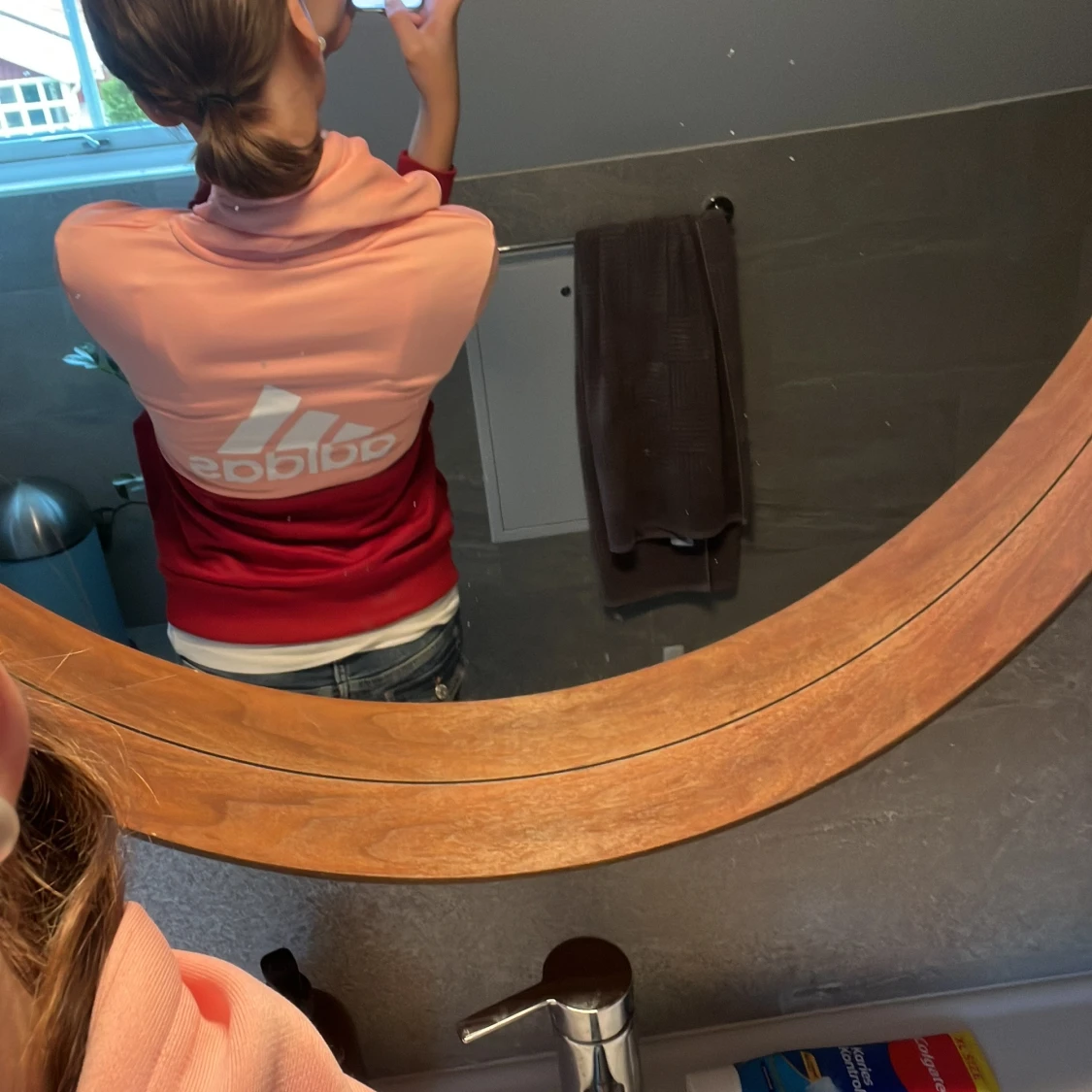 Röd och rosa huvtröja från Adidas - 1