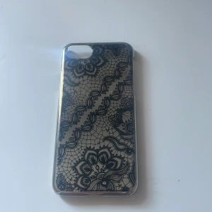 Mobilskal  - Säljer detta mobilskal då det inte kommer till användning pågrund av jag har en annan mobil. Skalet är i fint skick och passar till en iPhone 8