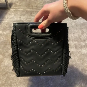 Maje väska - En såååå söt maje väska som verkligen passar till allt❤️❤️! Maje märket har suddats ut lite och pärlorna har rostat lite. Samma sak på kedjan men det syns det inte alls, annars i bra skick! Båda banden tillkommer, skicka gärna prisförslag då jag är osäker vad jag kan få för den🩷