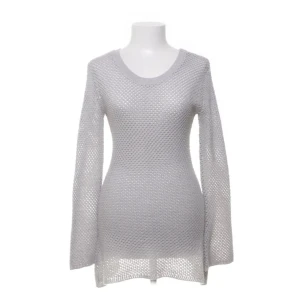 Grå stickad tröja från Pipeline - Snygg grå stickad tröja från Pipeline. Tröjan har en v-ringad hals och långa ärmar, perfekt för lager-på-lager. Skulle gissa att de är storlek s men tröjan är stretchig. 