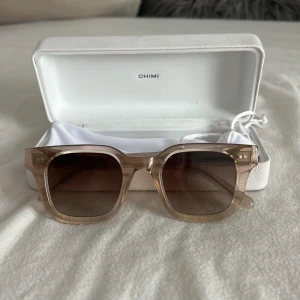 Chimi solglasögon 04 ecru - Dessa är inte använda så mycket, super fina att ha nu till våren och sommaren. 