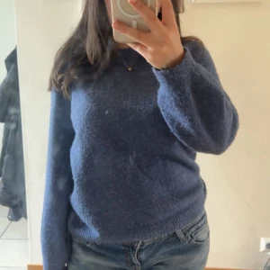 Blå stickad tröja från märket object  - Mysig blå stickad tröja med rund hals och långa ärmar. Perfekt för kyliga dagar och enkel att matcha med jeans eller kjol. Pris kan diskuteras💕