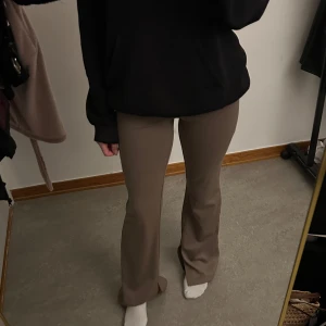 Beige/bruna bootcut byxor - Beige/bruna bootcut byxor med slit