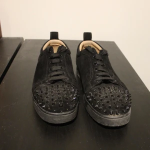 Loubs med spikar - Tjena, nu säljer jag mina loubs. Skorna är i storlek 42. Dem är i bra skick förutom framme på tån på höger skon där ett fåtal spikar saknas plus en liten reva, detta är dock inget som syns när man går runt i dom. Priset är inte hugget i sten. Hör av er vid funderingar.