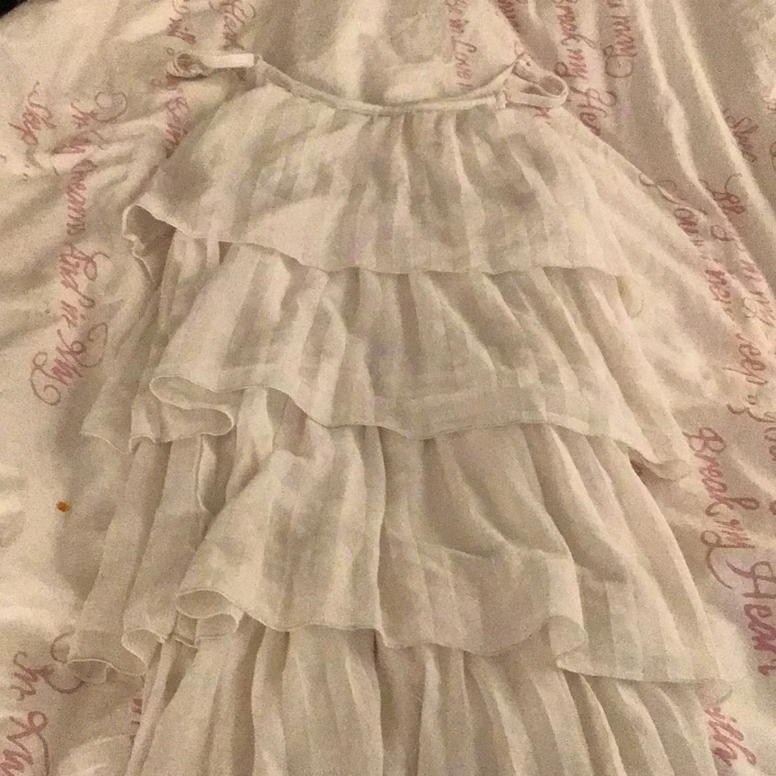 Vit klänning med volanger - 1