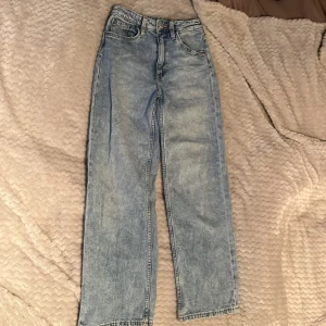 Blå wide leg jeans - Säljer ett par blå wide leg jeans från &Denim. De har en hög midja och är tillverkade i denim. Perfekta för en avslappnad stil med en modern touch.