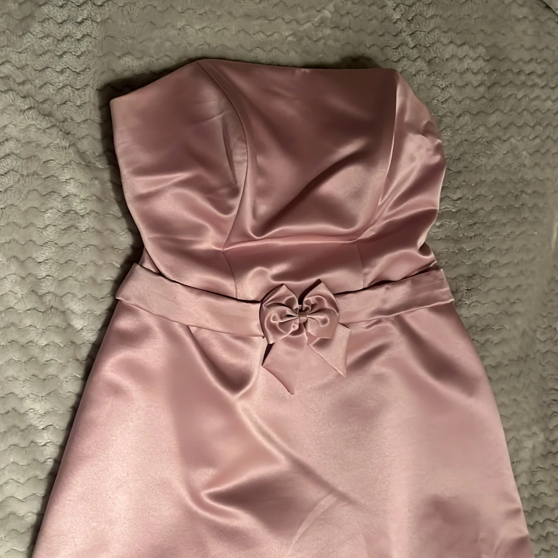 Ljusrosa axelbandslös klänning - 2