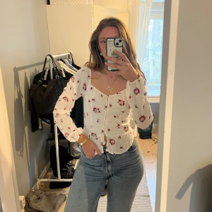 Blommig blus från Hollister - Aldrig använd blus från Hollister och så himla mjuk bomull!! Går att knäppa ner helt framtill. 