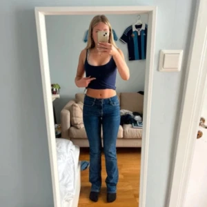 Mörkblå zara bootcut jeans  - Snygg mörkblå bootcut jeans. Storlek  XS funkar S. Köpta på Zara för flera år sen. LÅNAD BILD💗