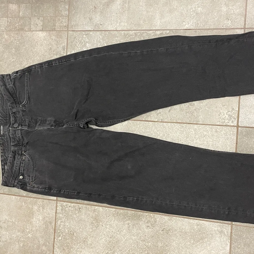 Snygga svarta jeansbyxor med klassisk femficksdesign. De har en rak passform och är perfekta för en avslappnad stil. Byxorna har en knappgylf och är tillverkade i ett robust denimtyg.. Farkut & Housut.