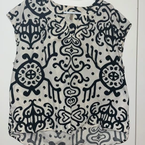 Pusero - Ihana vaalea pusero v-aukolla. Koko XL. Kaikai n 60cm, olkahelma n 60cm Kissatalous MMM Mikäli hinta ei miellytä tarjoa rohkeasti Katsothan myös muut ilmoitukseni 