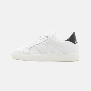 Vita sneakers från Zadig & Voltaire - Snygga vita sneakers med svart häl från Zadig & Voltaire. Skorna har en stilren design med snörning och en diskret blixtdetalj på sidan. Perfekta för en casual look. NYPRIS 3100kr😊använt 1 gång