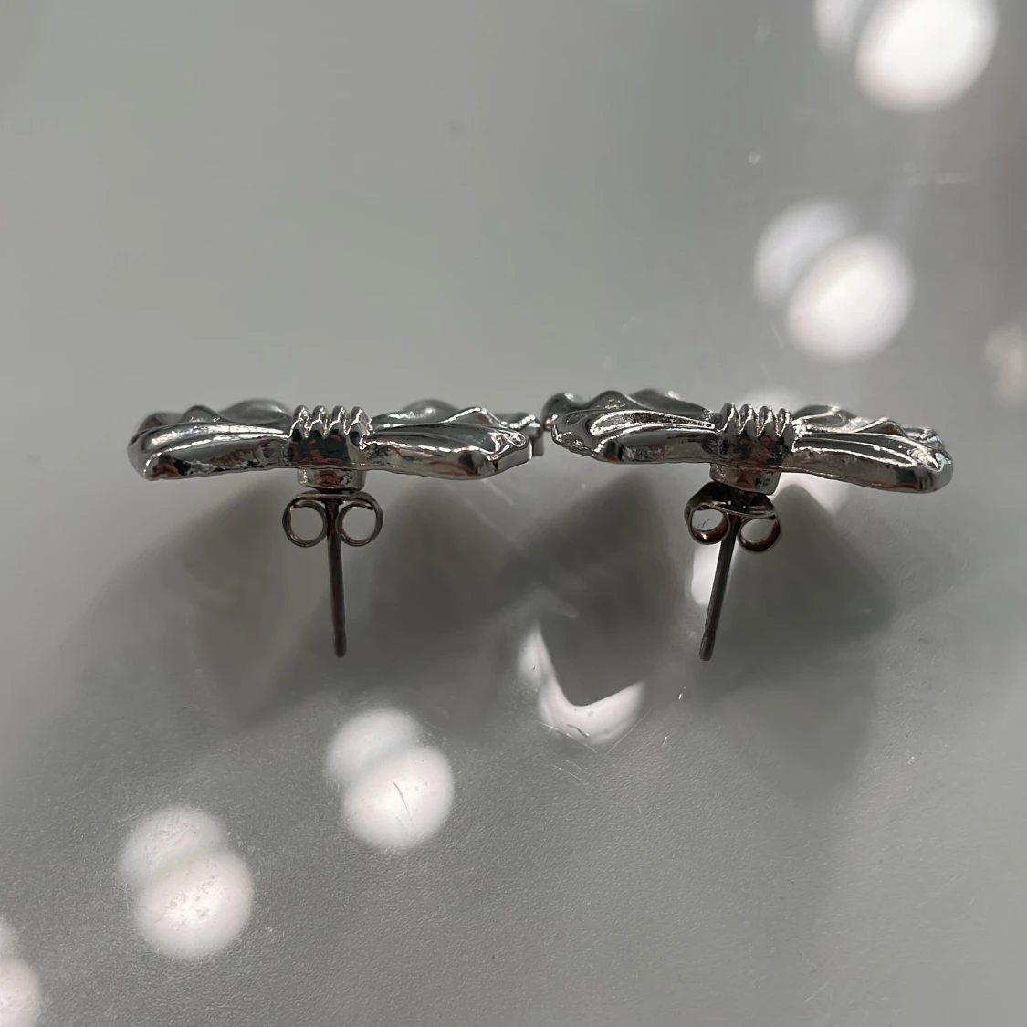 Silverfärgade rosettörhängen - 2