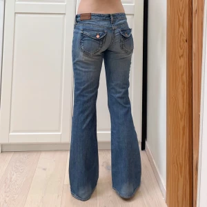 Lågmidjade bootcut jeans från gamla H&M💕 - Midja 42x2, gren 19 cm o innerben 79 cm❤️jae 169 o xs-s o håller in i midjan på bilderna. Märkta W30/L32, alltså S/M 