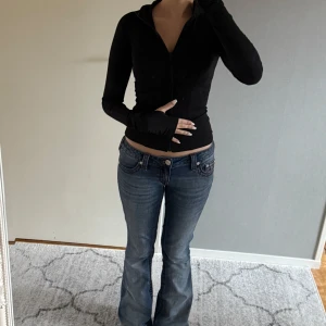 Svart tränings jacka från Gina Tricot - Säljer en stilren svart tränings jacka från Gina Tricot i storlek XS. Jackan har en dragkedja framtill och är långärmad med en tight passform. Oanvänd och endast testad! Pris kan diskuteras