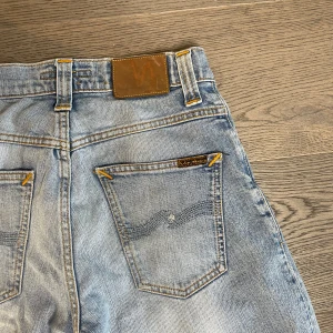 Nudie jeans - Säljer ett par nudie jeans grim Tim i mycket bra skick storleken är 28/32. Om du har några frågor om mått eller något annat var så god och fråga