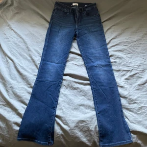 Mörkblåa bootcut jeans - Supersnygga mörkblåa jeans från wrangler! Köpte de Lågmidjade men skulle säga att de sitter mer mid-waist. Säljer då de ej kommer till användning längre. Midja: 35 cm (rakt över), innerben: 81 cm💕