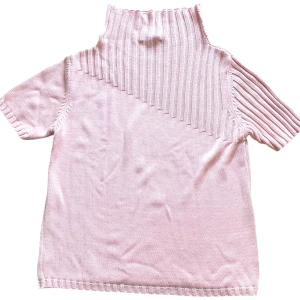 Rosa stickad tröja - Supersnygg rosa stickad tshirt som går att ha båda off-shoulder på ena axeln och normalt!💕Storlek L så beroende på din storlek så blir den lite oversized. Superfin för en kyligare sommardag!💕Pris går alltid att diskuteras. Skriv om frågor finns!💕
