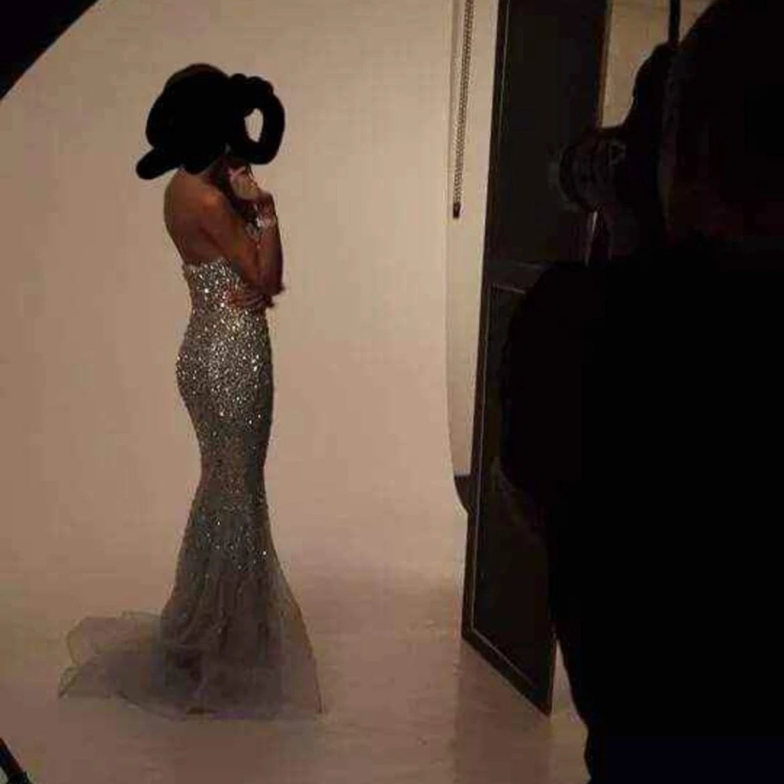 Glittrig axelbandslös långklänning - 2