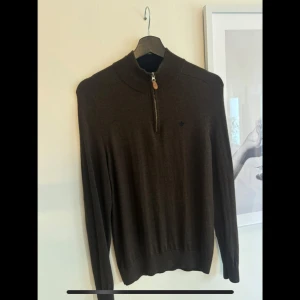 Morris half zip - Morris half zip tröja i mörkbrun. Väldigt fin och knappt använd. Sorlek S.