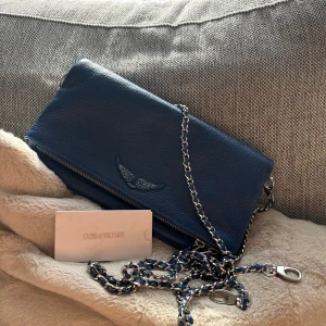 Zadig & Voltaire väska - Populär axelväska från Zadig & Voltaire i en unik blå färg. Medföljer äkthetsbevis och dust bag. 