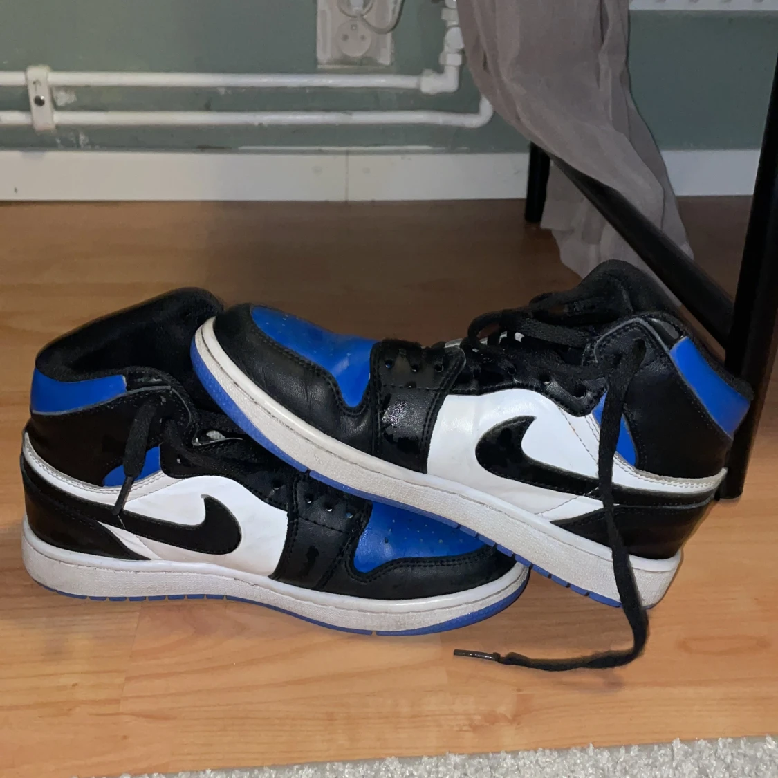 Nike Air Jordans i svart, vit och blå. - 1