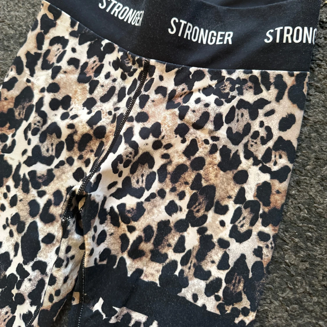 Leopardmönstrade tights från Stronger - 1