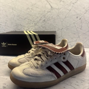 Adidas Samba Wales Bonner sneakers EUR 42 - Säljer mina unika Adidas Samba Wales Bonner som är i fint skick, knappt använda. Skorna är i storlek 42EUR/8.5US/8UK. Box, snören och kvitton medföljer självklart. Skorna är inköpt för 5000kr så detta är ett riktigt kap. Tveka inte en sekund på att höra av dig vid eventuella funderingar eller om fler bilder, jag svarar så snabbt jag kan. Perfekta för dig som vill ha en stilren och trendig look. Vi hörs!