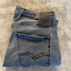 Replay jeans  - Rikigt feta inrpincip helt ny och oanvända jeans från replay i modellen anbass. Passform slim fit och storlek W31 L32. Nypris 1599 kr, mitt pris endast 425 kr. Kontakta vid minsta fråga eller fundering 