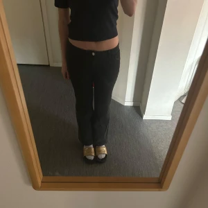 Svarta low waisted jeans - Byxorna har en rak passform och har inte används på länge. Säljer för att de är för korta för mig nu, inte jätte korta, men jag är 180. Pris kan diskuteras!
