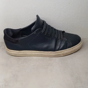 Arigato skor  - Skor från axel arigato i strlk 43 med vissa defekter som inte är synliga om man inte lägger skon under en lampa. Pris kan diskuteras.