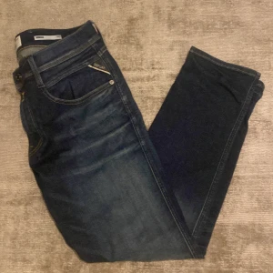 Mörkblå jeans från Replay - Snygga mörkblå Replay Hyperflex Anbass jeans med slim fit. De har en klassisk femficksdesign och är tillverkade i ett stretchigt material för extra komfort. Perfekta för en stilren look. 