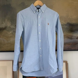 Ralph Lauren Skjorta - Säljer en snygg skjorta från Ralph Lauren i 100% Bomull | Skick: 8/10 Storlek: S | Mått: Axelbredd: 44cm Axel till midja: 62cm Ärmen: 60cm | Nypris: 2095kr Mitt pris: 399kr | Tveka inte på att ställa frågor privat!💯
