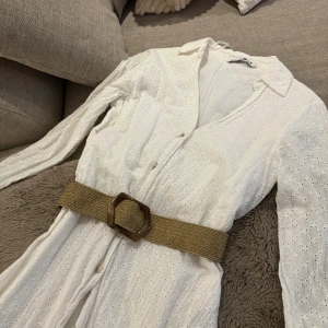 Broderad midiklänning  - Broderas midiklänning från Zara, använd fåtal gånger! 💕