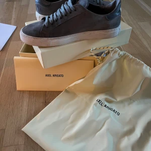 Grå sneakers från Axel Arigato - Säljer mina arigatos fina och bra skick 