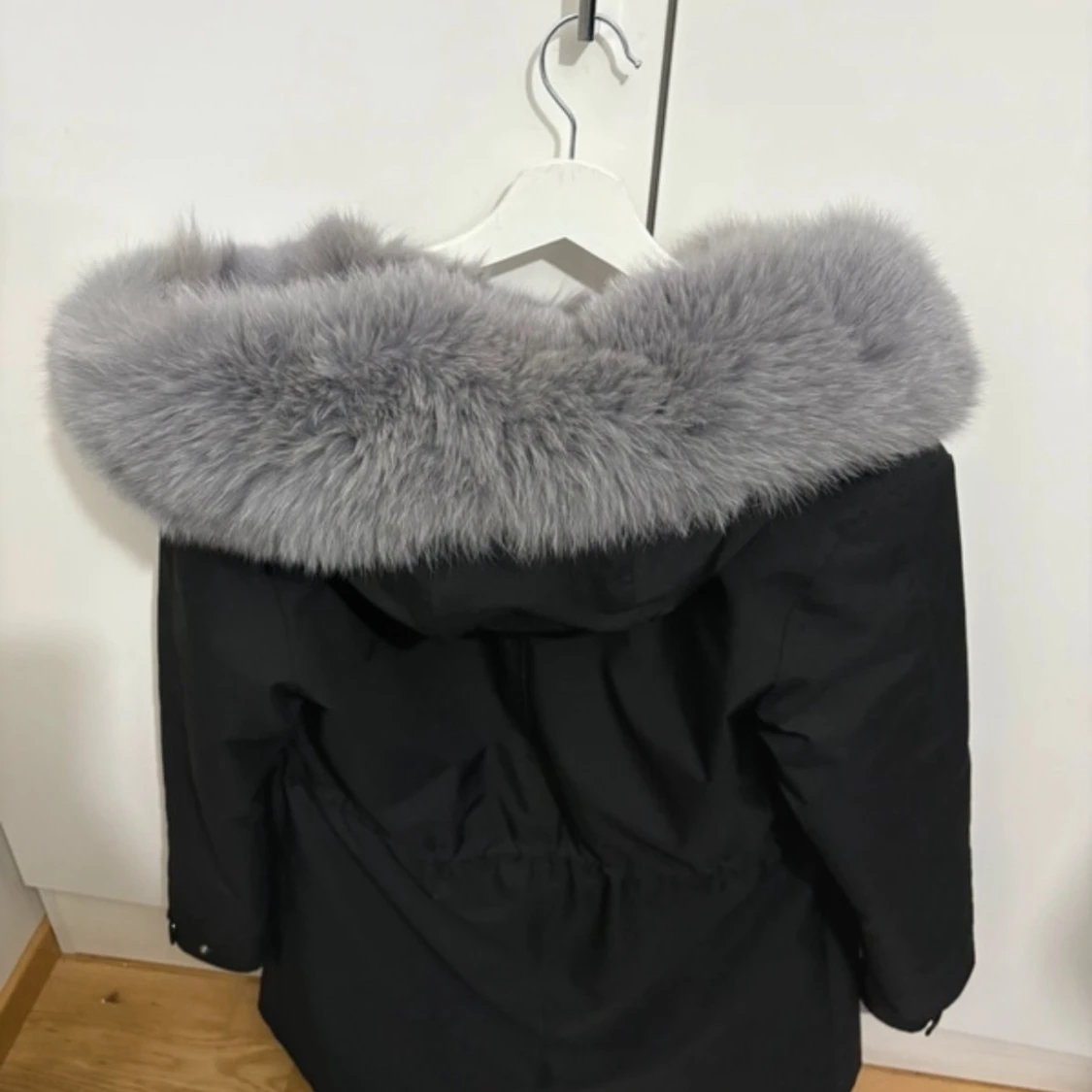 Svart parkajacka med grå pälsdetaljer - 3