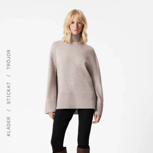 Stickad tröja Other Stories - Säljer denna jättefina och sköna polotröja från Other Stories, då den inte kommer till användning, endast använd en gång. Sitter perfekt overzised på mig som är en s/m. 💕 Håller på att rensa garderoben och hoppas den kan hamna hos någon som får mer användning för den. (Därav generöst pris☺️) Nypris 1090kr. 