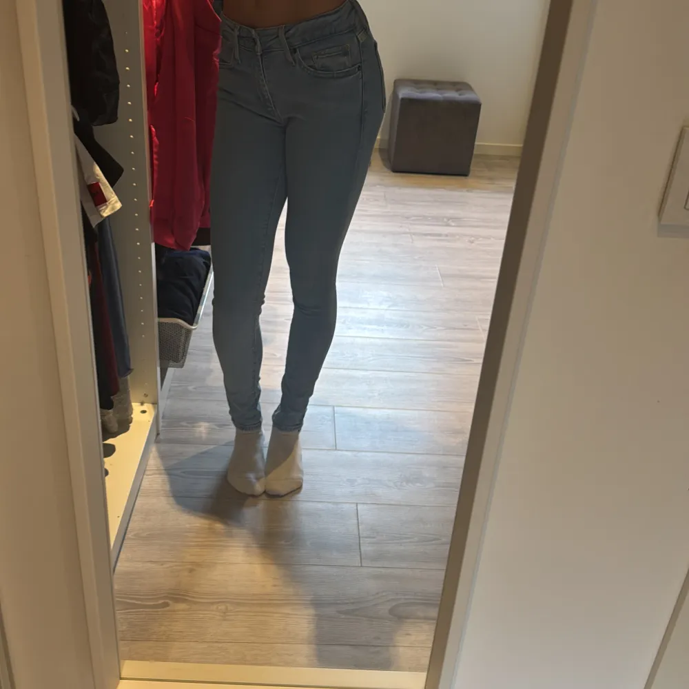 Snygga Levi's 711 Skinny jeans i en ljusblå nyans. Dessa jeans har en tight passform och är midwaist, vilket ger en smickrande siluett. Perfekta för en stilren look.🤩. Farkut & Housut.