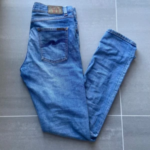Nudie jeans - Säljer ett par blå nudie jeans för att de är för små för mig. Skick 10/10. Storlek w 30. Bara höra av sig vid frågor. 