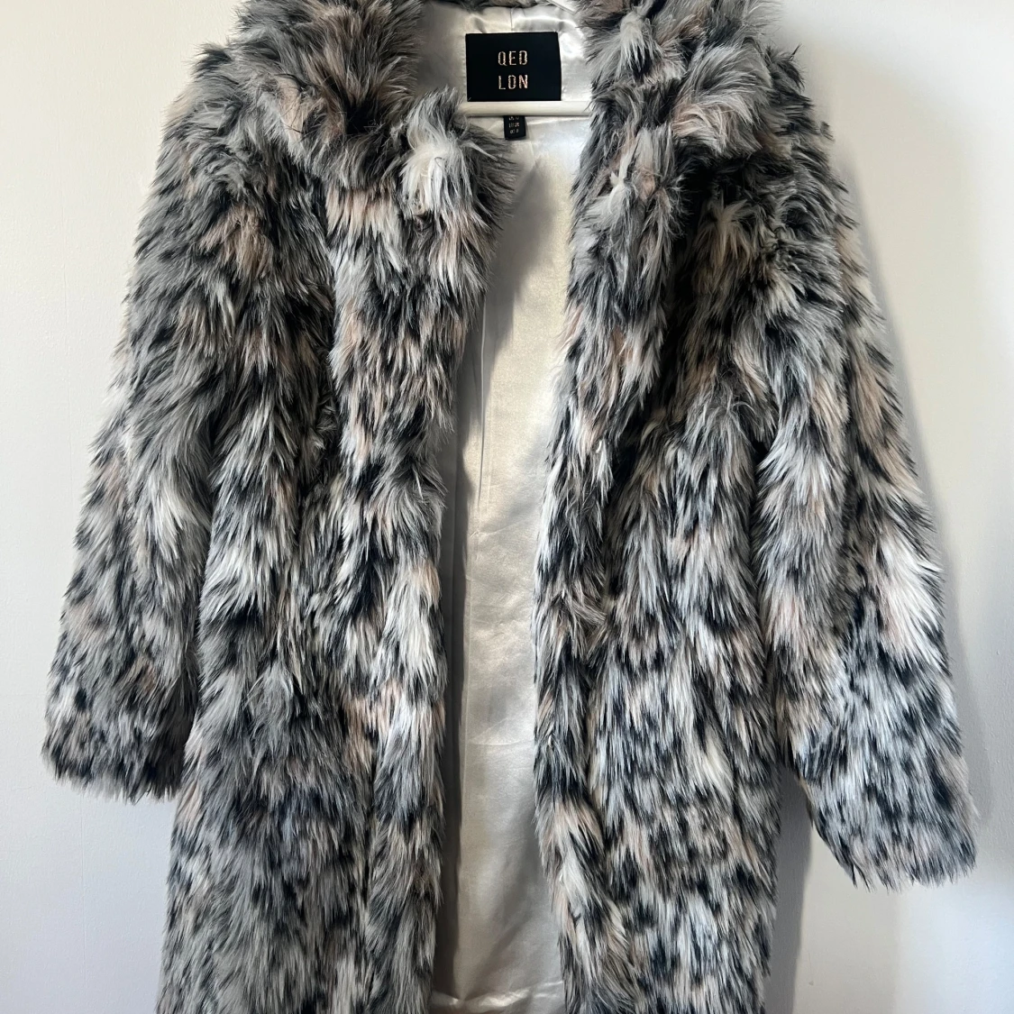 Grå pälsjacka från QED London