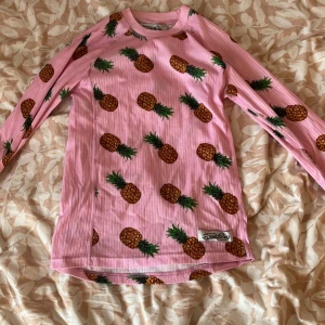 Rosa underställströja med ananasmönster från Blount & Pool - Säljer en rosa underställströja från Blount & Pool med ananasmönster. Tröjan är långärmad och har en ribbad struktur💛🍍