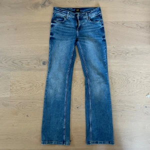 Blå bootcut jeans från Lee - Snygga blå bootcut jeans från lee. Använda men fortfarande mycket bra skick. Köpta för 1000 kr. Storlek: w25 l31. 