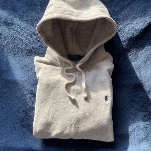 Polo Ralph Lauren Hoodie - Riktigt snygg grå hoodie från Polo Ralph Lauren! 🙌 Storlek = M men passar även S | Skick = 8/10 | Nypris över 2000kr, mitt pris = 899kr! 🙌 Hör av er vid minsta fråga eller fundering! ⭐️