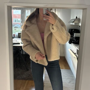 teddyjacka - världens finaste teddyjacka som jag har sytt om för att få lägre axlar och längre armar! se bilder 🩷